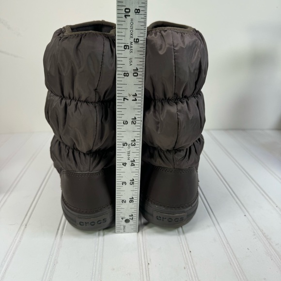 Crocs brown winter puff slip on boots - Picture 5 of 9